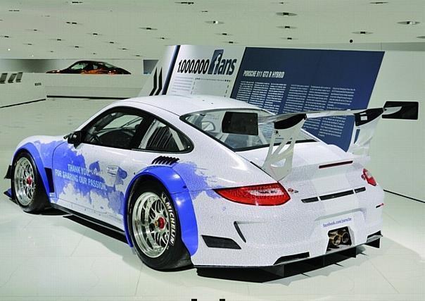 Das Porsche-Museum zeigt bis zum 20. Februar 2011 das Sonder-Exponat Porsche 911 GT3 R Hybrid mit über 27.000 Unterschriften von Fans der Porsche-Fangemeinde auf Facebook. 